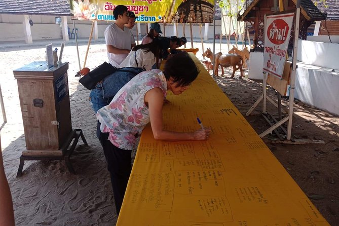 1 day Private Tour to Unseen Temple in Lampang - Lunch at a local restaurant