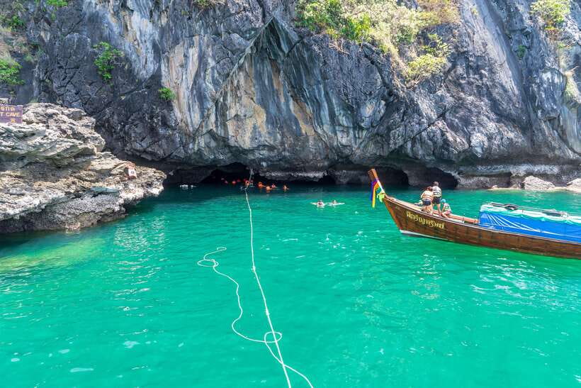 4-Island Tour from Koh Lanta to Koh Kradan with Beach Lunch - The longtail boat: beautiful, noisy, and exposed