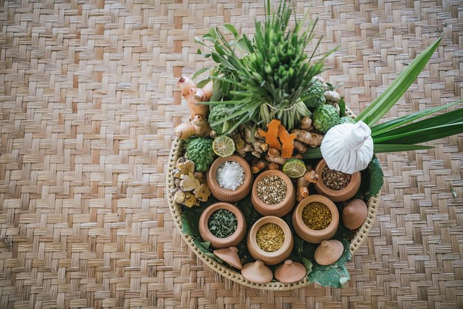 90 mins of Relaxing Foot and Back with thai balm or Oil - What the treatment atmosphere is like