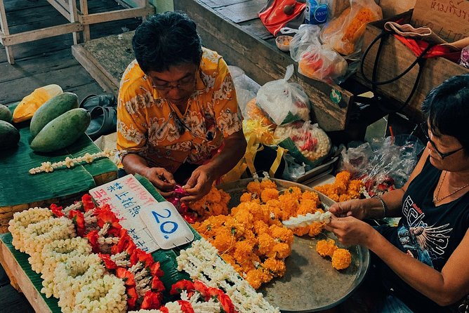 A night at the market - One hour among orchids at Pak Khlong Flower Market