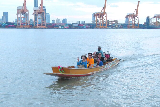Adventure in Bangkok Green area - The small long-tail boat on the Chao Phraya