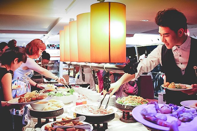 Amazing Chaophraya Dinner Cruise Experience - A two-hour route along the Chao Phraya