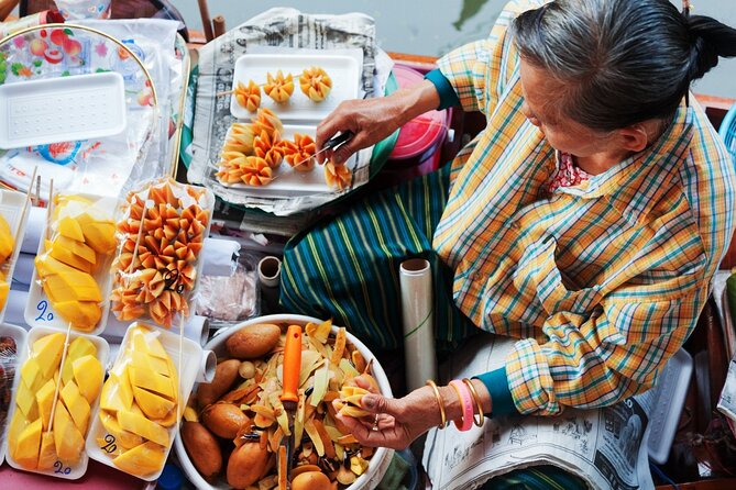 Amphawa Floating Market & Maeklong Railway Train Market Tour - What the guide and group size mean for your day