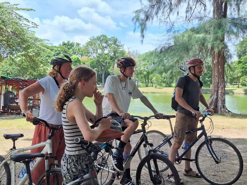 Ayutthaya: Colorful Slow Life Bicycle Tour with local guide. - Hua Ro Market and the ride back into the historic center