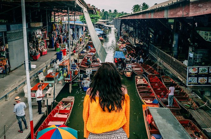 Ayutthaya, Maeklong Railway, Damnoen Saduak Floating Market - Wat Mahathat and the Buddha head in tree roots