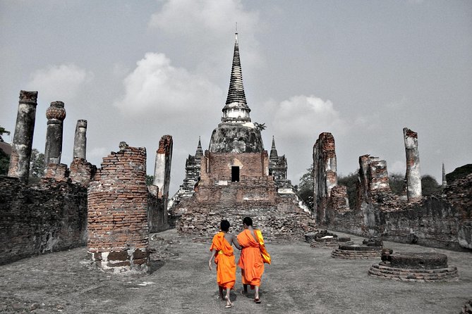Ayutthaya Sunset Tour: Iconic Temples & Scenic River Boat Ride - Wat Mahathat and the Buddha in the tree roots