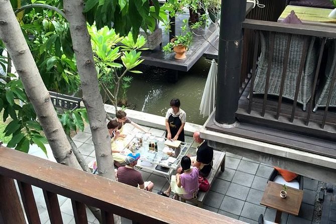 Baipai Thai Cooking School Class in Bangkok - Meeting the teachers and learning Thai ingredients