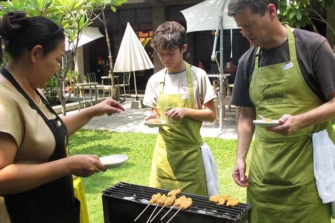 Baipai Thai Cooking School Class in Bangkok - Eating your own lunch in the garden