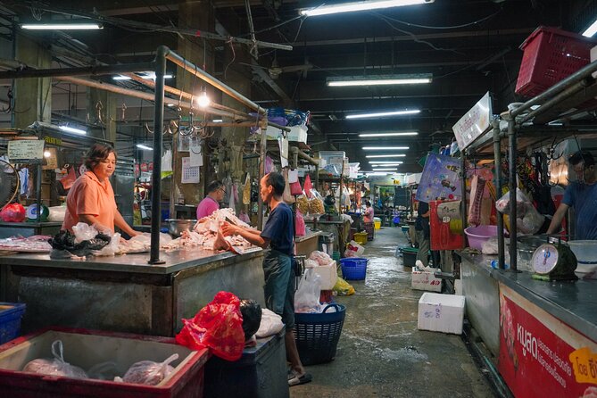 Bang Rak Backstreets: Local Bites & Culture Walking Tour - Thai curry at a hidden restaurant