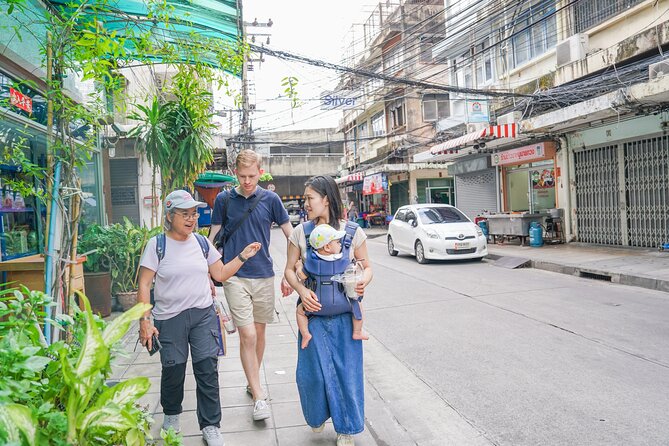 Bang Rak Backstreets: Local Bites & Culture Walking Tour - The small group and guide experience