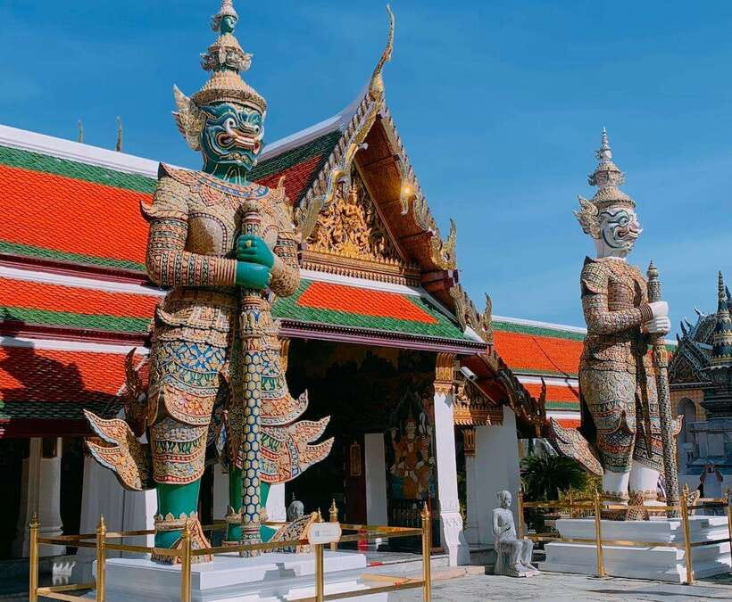 Bangkok: 2 Hours Grand Palace & Wat Pho Private Tour - Tha Tian Pier and the Wat Arun photo stop