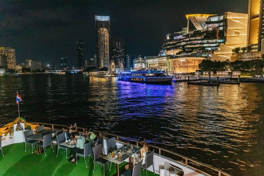 Bangkok: Alangka Luxury Buffet Dinner Cruise With Live Music - A buffet with Thai favorites and familiar comfort food