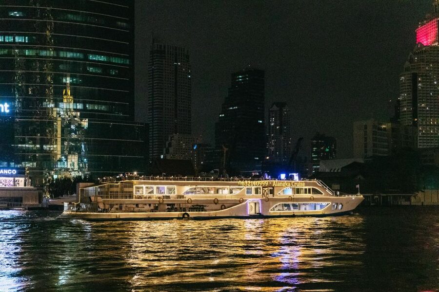 Bangkok: Alangka Luxury Buffet Dinner Cruise With Live Music - Live music and Thai dancing add the evening’s character