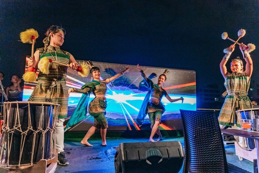 Bangkok: Alangka Luxury Buffet Dinner Cruise With Live Music - Crowds, seating, and comfort