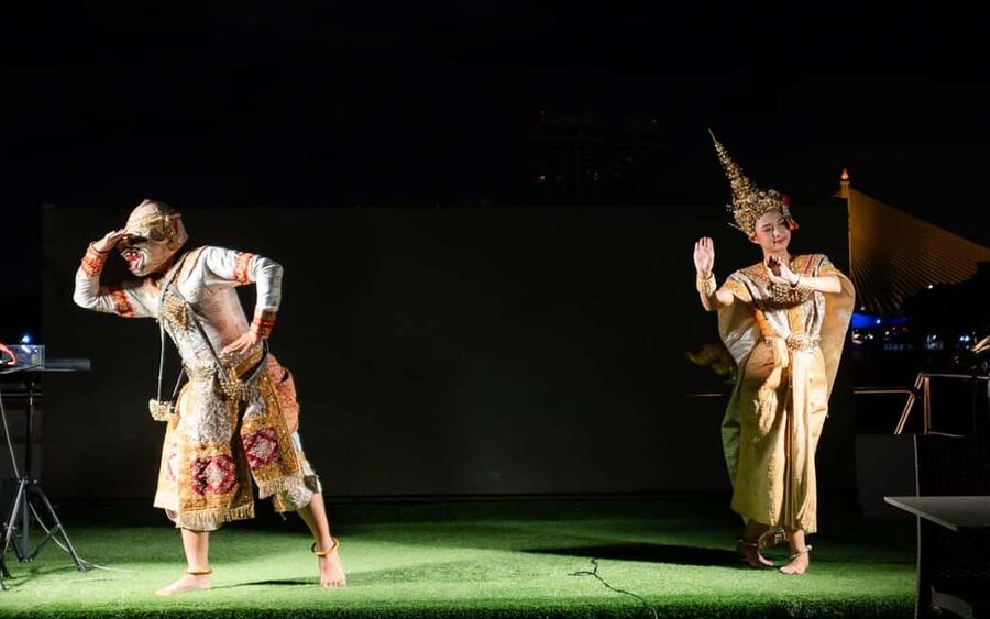 Bangkok: Alangka Luxury Cruise with Buffet and Live Music - Wat Pho and the Grand Palace from the boat