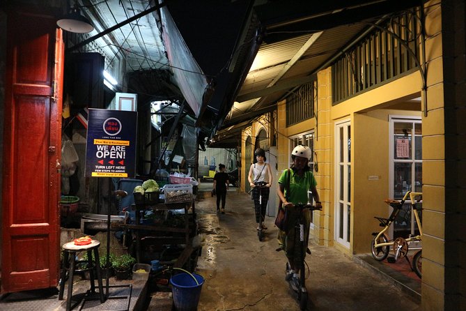 Bangkok at Night by Electric Scooter - Pak Khlong Talat after the flower deliveries