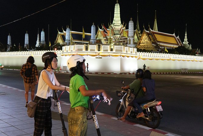 Bangkok at Night by Electric Scooter - Wat Prayoon and the ride back through the old city