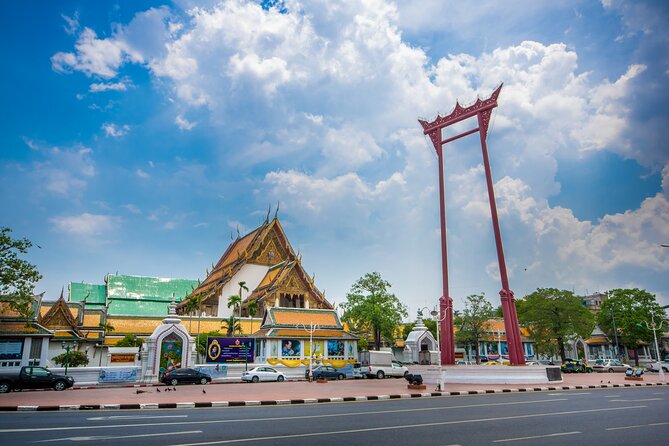 Bangkok: Backstreets and Temple Historic Bike Tour - Starting near Sam Yot and finding your wheels