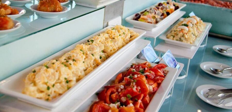 Bangkok: Baiyoke Tower Balcony Buffet & Observation Deck - Who will enjoy this evening most?