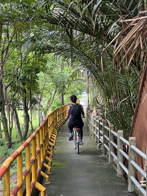 Bangkok: Bang Kachao Green Lung Bike Tour - Raised paths, canals, and local communities