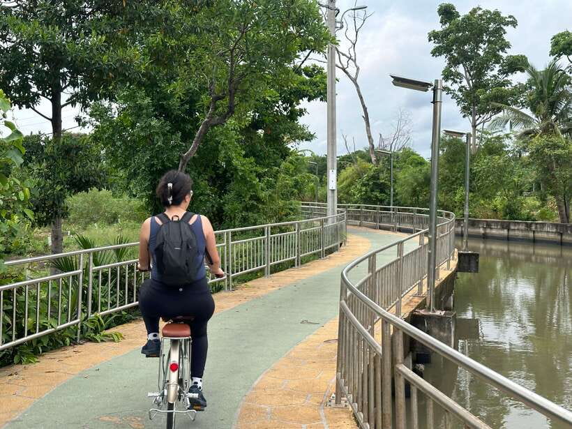 Bangkok: Bang Kachao Green Lung Bike Tour - Local snacks, the cafe stop, and Bang Nam Phueng market