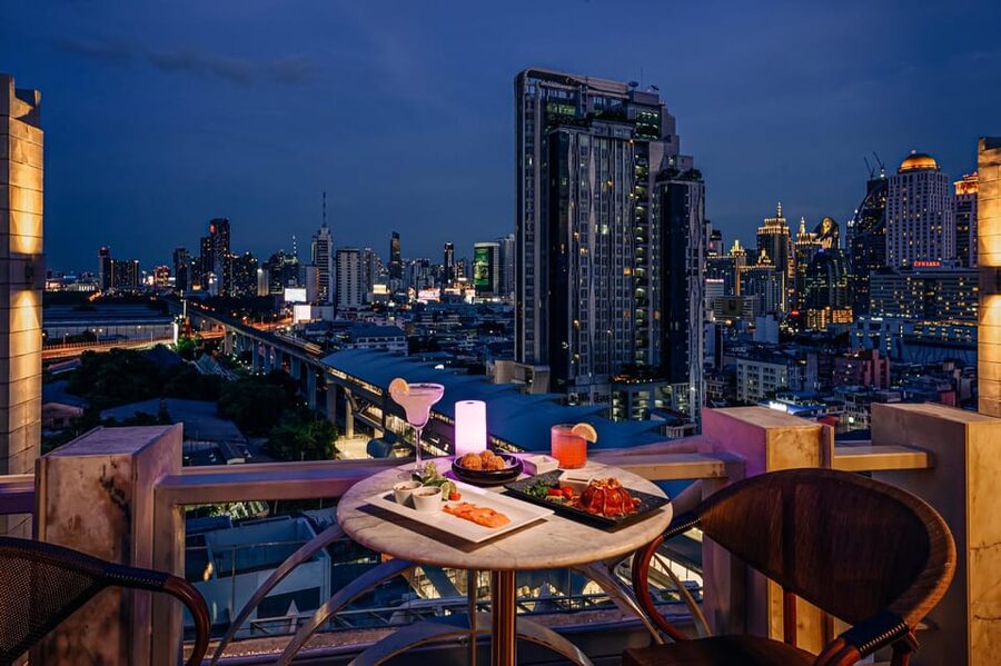 Bangkok: Barracuda Rooftop Bar Akara Hotel - Service, dress, and practical planning