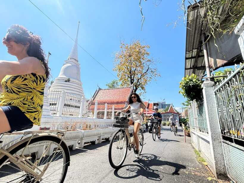 Bangkok: Bike, Boat & Food Tour in Thonburi - Lunch at a local Thai restaurant