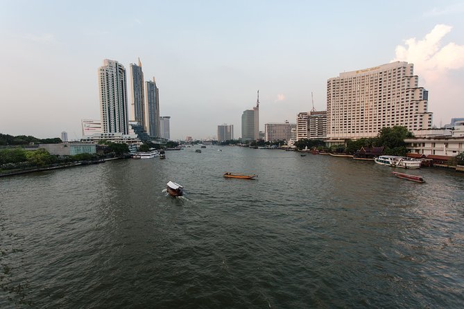 Bangkok by Night: Temples, Markets and Food Tuk-Tuk Tour - Wat Prayurawongsawat and the Appeal of Temples at Night