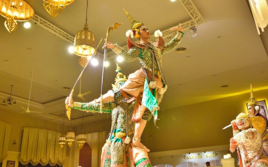 Bangkok: Calypso with Thai Classical Dance - Eating the Thai set menu