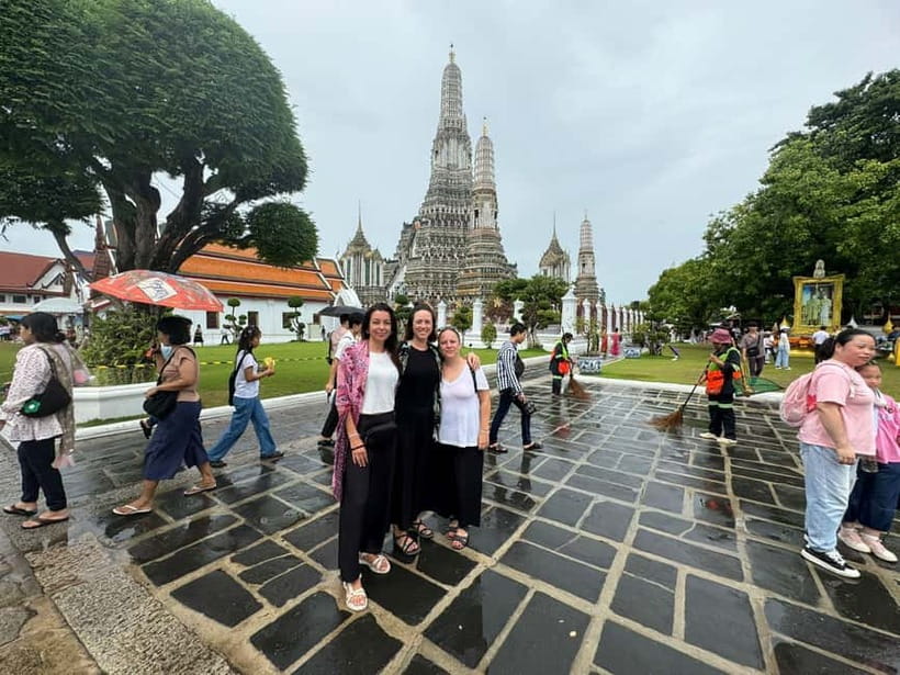 Bangkok: Canal Tour, River Local Life & Wat Arun Guide Visit - Approaching Wat Arun by water