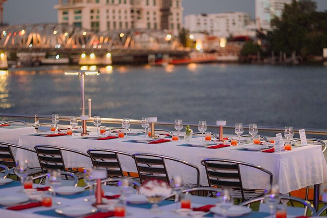 Bangkok Carnival Dinner Cruise with Free-flow Beer and Buffet - Service, group size, and comfort
