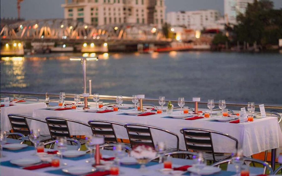 Bangkok: Carnival Dinner Cruise with Free-Flow Beer & Buffet - What the two-hour schedule feels like