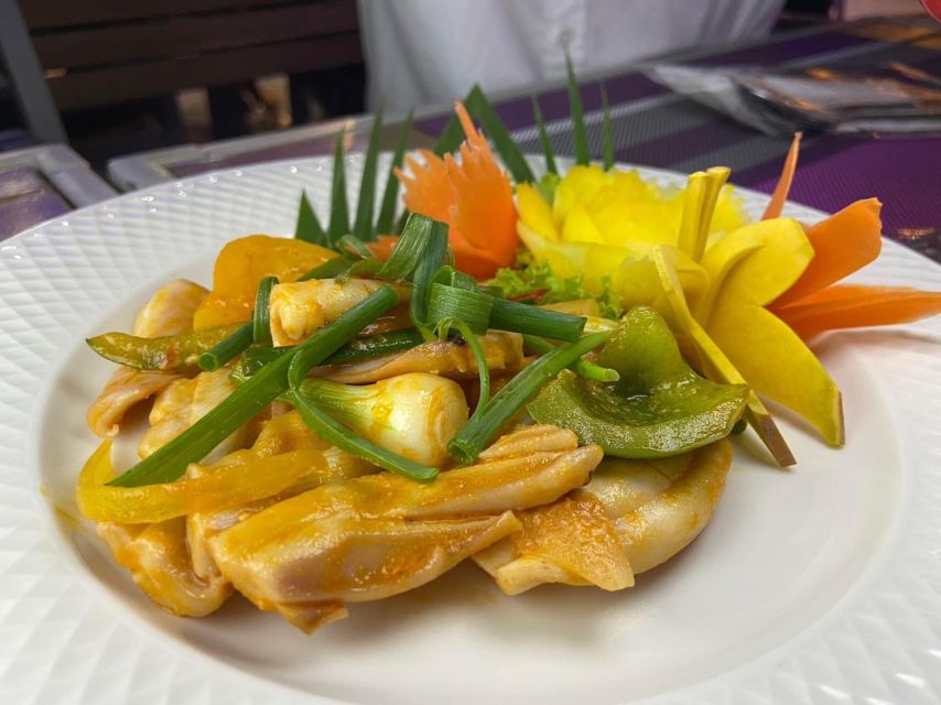 Bangkok: Chao Phraya River Buffet Dinner Cruise - Live music changes the mood