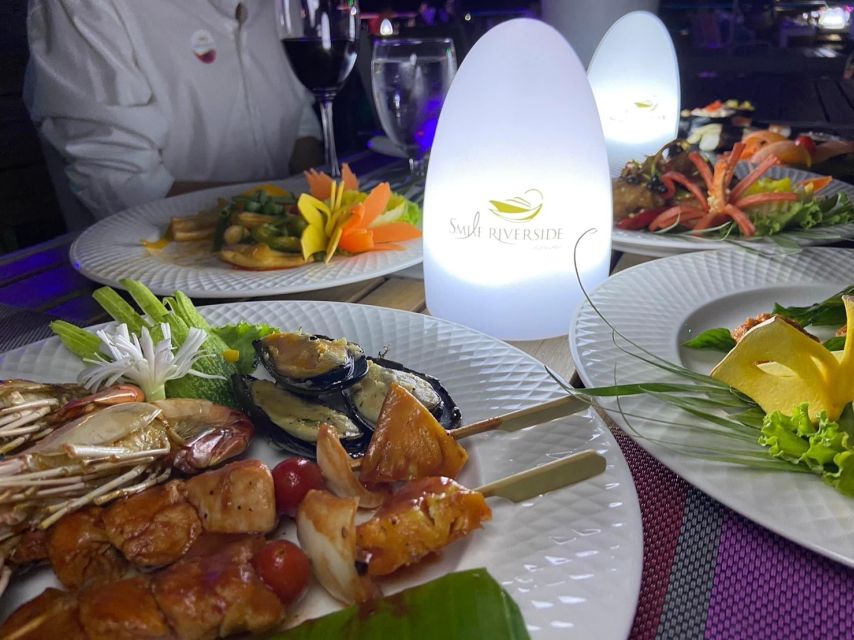 Bangkok: Chao Phraya River Buffet Dinner Cruise - A two-hour route between old and new Bangkok