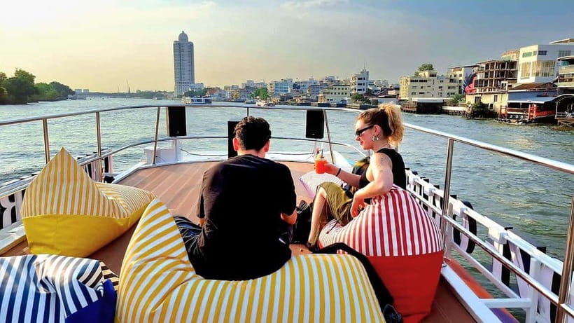 Bangkok : Chaophraya Booze Cruise – Drinks Onboard - The first stretch: Bangkok opens onto the Chao Phraya