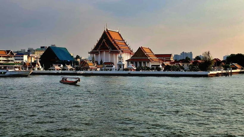 Bangkok : Chaophraya Booze Cruise – Drinks Onboard - Wat Arun glowing after dark