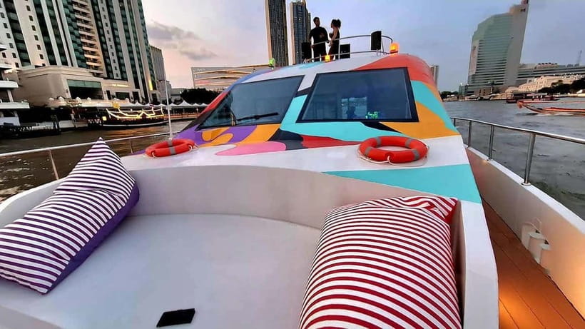 Bangkok : Chaophraya Booze Cruise – Drinks Onboard - The mood onboard: social, easygoing, and sometimes quiet