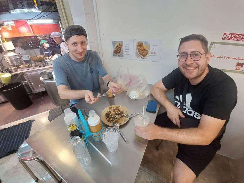 Bangkok: Chinatown Food Tour with Michelin Food Stalls - Evening crowds and the walking pace