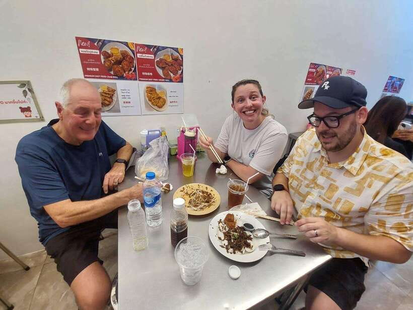 Bangkok: Chinatown Food Tour with Michelin Food Stalls - How the guides shape the experience