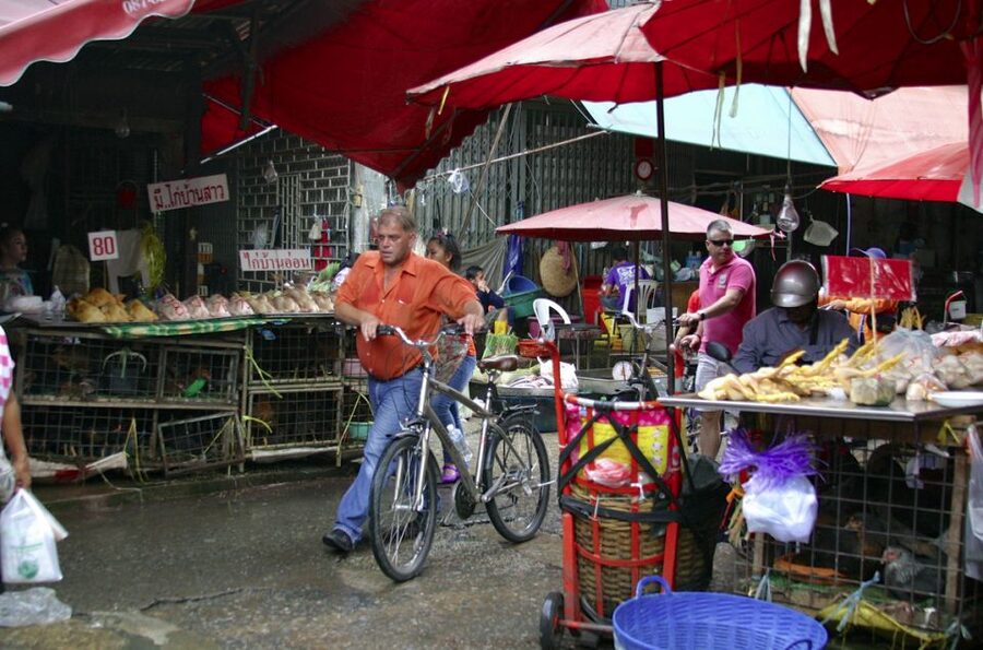 Bangkok: City Culture half-day Bike Tour - Crossing Rama IV Road to Benjakitti Forest Park