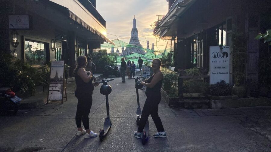 Bangkok: City Highlights Electric Scooter Tour - What the 2.5-hour schedule really gives you