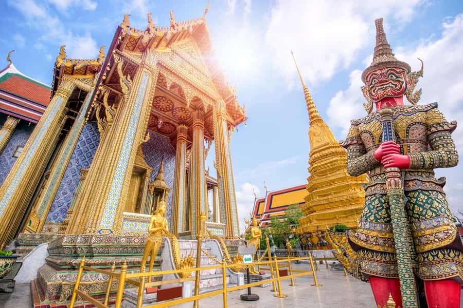 Bangkok: City Highlights Temple and Market Walking Tour - Grand Palace: royal ceremony and strict rules