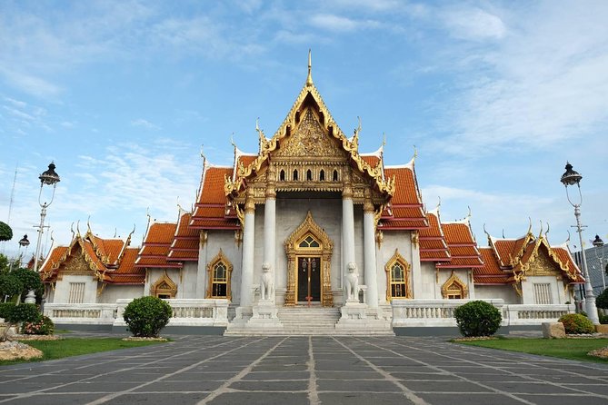 Bangkok Combo: Tuk Tuk App Pass, Chao Phraya Boat & E-sim - Sukhumvit: malls and a cosmopolitan city corridor