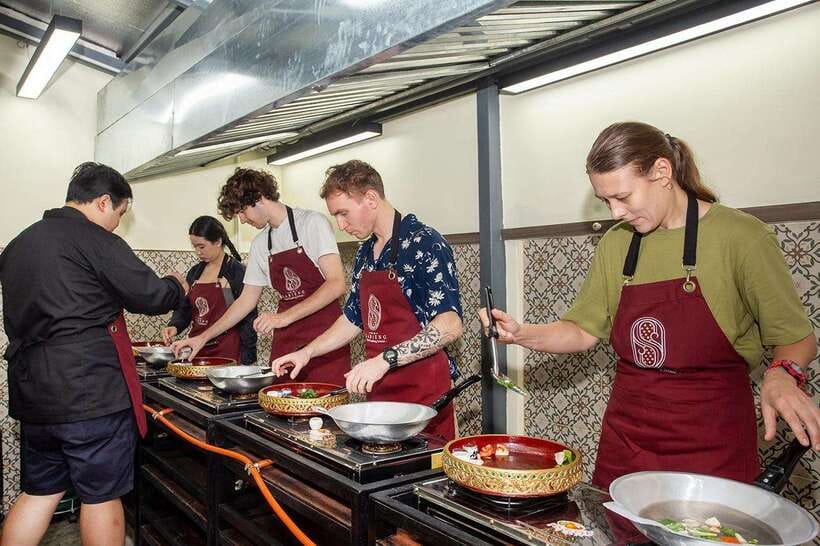 Bangkok: Cooking Class with Market Visit & Tuk Tuk Ride - Cooking four Thai dishes in Sukhumvit 22