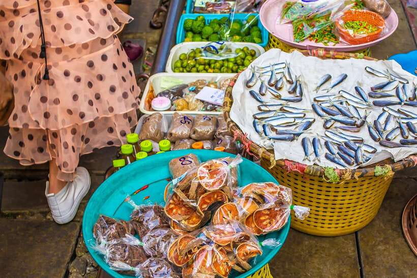 Bangkok: Damnoen Saduak Market and Maeklong Railway Market - Guides make the busy schedule easier