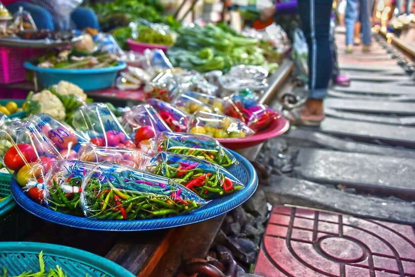 Bangkok: Damnoen Saduak Market and Maeklong Railway Market - Food, shopping, heat, and comfort