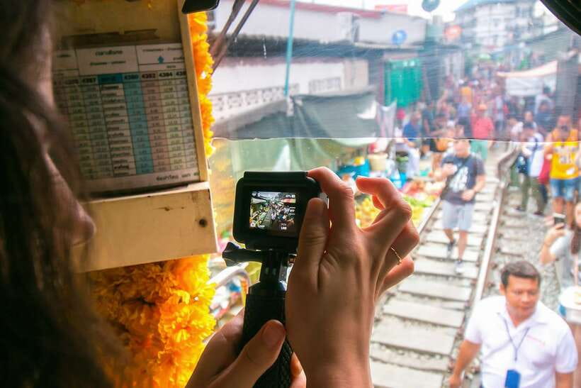 Bangkok: Damnoen Saduak Market and Maeklong Railway Market - Shared group or private tour?