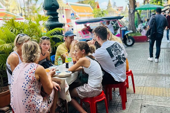 Bangkok Day Tour: Food, Temple & Tuk-Tuk - Starting with flowers at Pak Khlong Talat