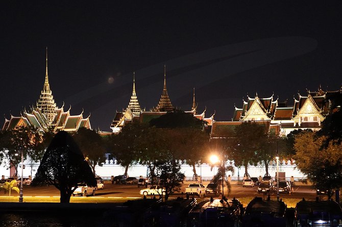 Bangkok Dinner Cruise on the Chao Phraya River - Wat Arun, the first great nighttime view