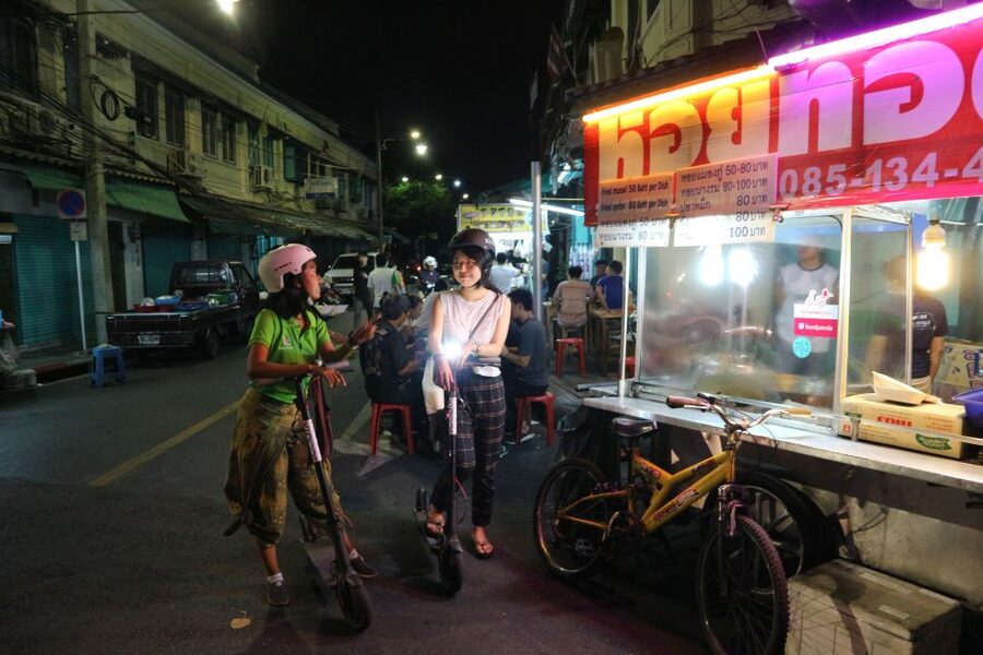Bangkok: E-Scooter Night Tour with Local Street Food - Wat Prayoon and the final riverside ride